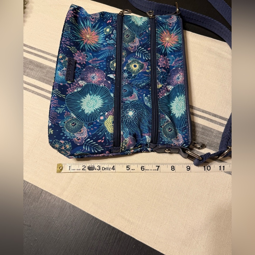 Sakroots basic crossbody in eco-twill royal blue seascape, women’s bag - Picture 8 of 9